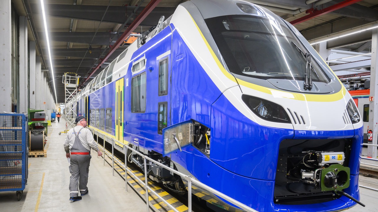 Ein Zug vom Typ Coradia Max steht in einer Produktionshalle des Zugherstellers Alstom.