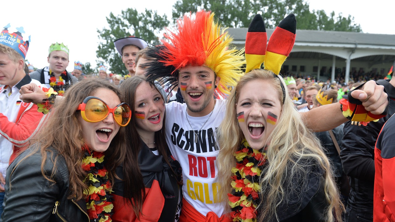 Junge Fans freuen sich während der WM 2014 beim Public Viewing auf der Galopprennbahn.