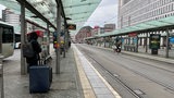 Eine leere Straßenbahn-Haltestelle am Bremer Hauptbahnhof