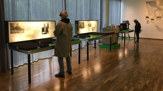 Zwei Männer schauen sich eine Ausstellung im Focke Museum an.