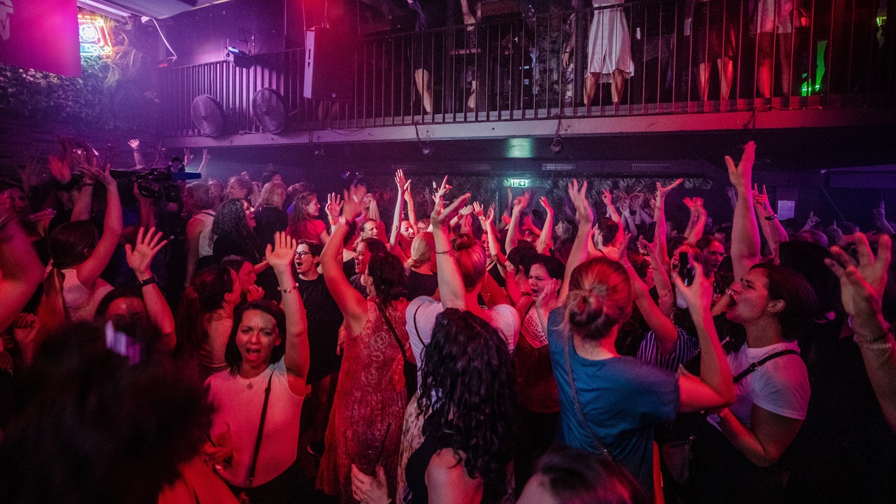Zahlreiche Frauen genießen den Abend und tanzen beim Debüt der Party-Reihe "Mama geht tanzen" in einem Club.
