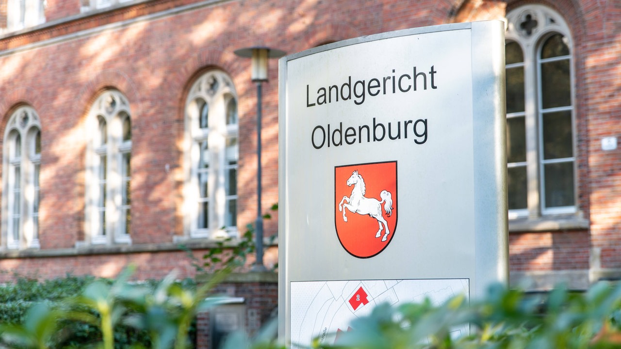Ein Schild vor dem Landgericht Oldenburg zeigt das niedersächsische Wappen.
