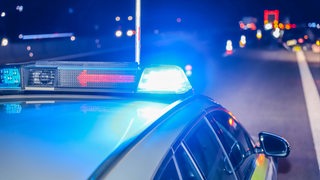 Die Polizei mit Blaulicht im Einsatz auf einer Autobahn