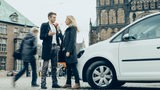 buten-un-binnen-Reporterin im Gespräch mit einem Mann