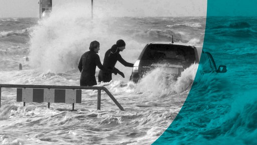 Ein Auto steht auf einem Parkplatz der Mole des Fähranlegers im Wasser der Nordsee. Zwei Kitesurfer schauen in das Fahrzeug eines Unbekannten.