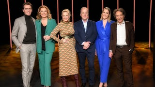 Johannes Wimmer, Bettina Tietjen, Barbara Schöneberger, Hubertus Meyer-Burckhardt, Judith Rakers und Giovanni di Lorenzo im TV-Studio