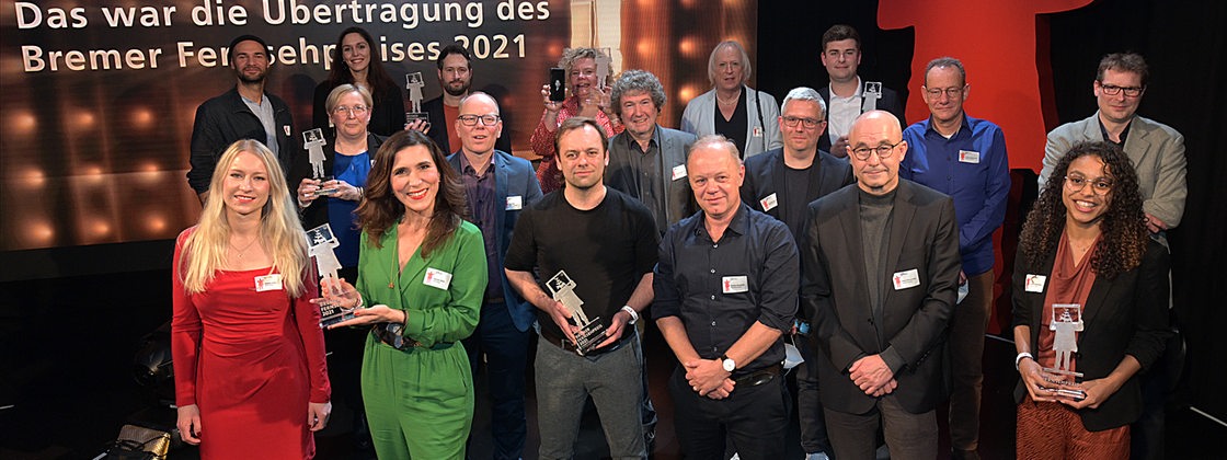 Gewinner und Gewinnerinnen des Bremer Fernsehpreises 2021 gemeinsam auf der Bühne