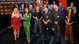 Gewinner und Gewinnerinnen des Bremer Fernsehpreises 2021 gemeinsam auf der Bühne