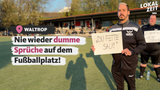 Fußballer auf dem Platz halten Schilder hoch, darauf ein Zitat: Nie wieder dumme Sprüche auf dem Fußballplatz