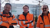 3 Sraßenkehrer in oranger Kleidung
