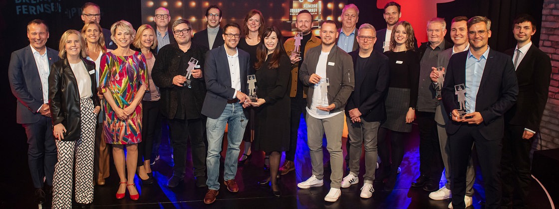 Gewinner und Gewinnerinnen des Bremer Fernsehpreis auf der Bühne