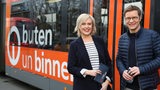 Moderatorenteam Kirsten Rademacher und Felix Krömer vor der buten-un-binnen-Straßenbahn
