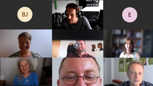 Ein Bildschirmaufnahme mit mehreren Menschen in einem Videochat.