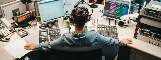 Zwei Frauen sitzen in einem Radio-Studio