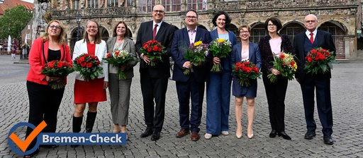 "Bremen-Check"-Logo vor den Bremer Senatoren kurz nach der Wahl 2013 auf dem Marktplatz