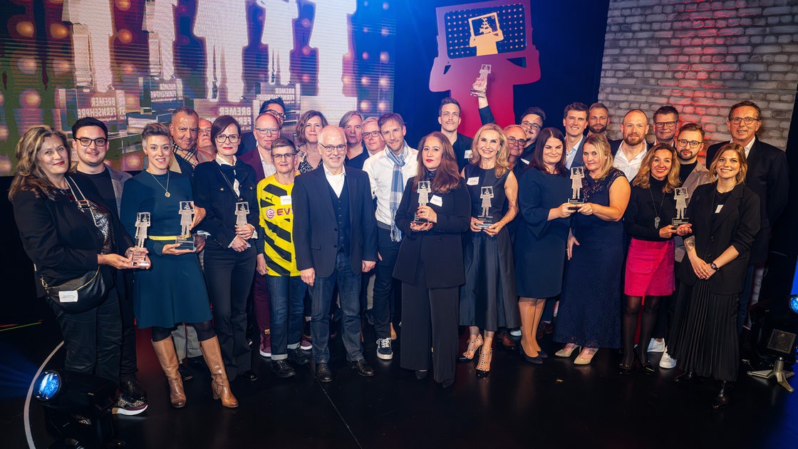 Gruppenfoto zeigt Gewinner:innen des Bremer Fernsehpreises 2023