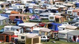 Viele Wohnwagen auf einem Campingplatz.