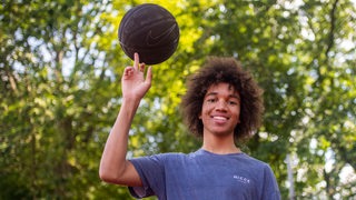 Basketballer Leon mit Ball