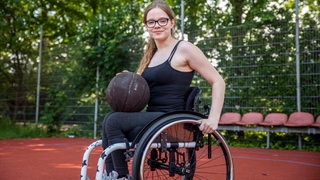 Basketballerin Jana im Rollstuhl
