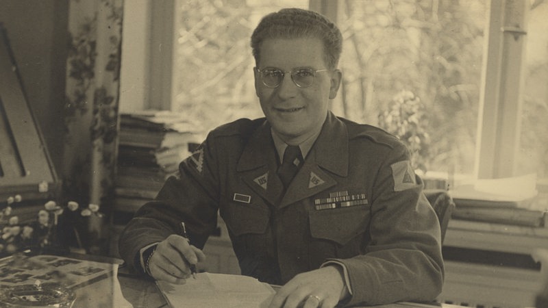 Edward E. Harriman sitzt an einem Schreibtisch