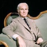 Vicco von Bülow sitzt auf einem grünen Sofa