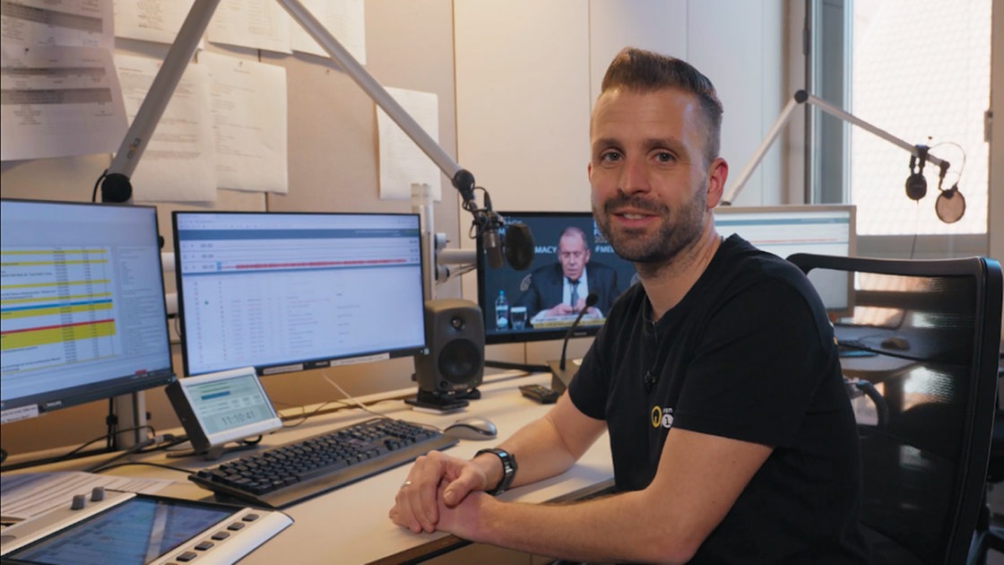 Daniel Haselbach im Nachrichtenstudio