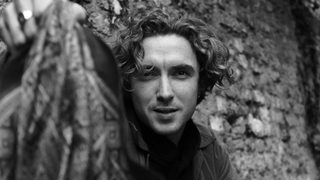 Der irische Musiker David Keenan in schwarz-weiß