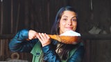 Märchenreise: Clarissa hält das "weiße Gold" in ihren Händen.