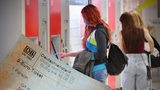 Menschen stehen an einem Fahrkarten-Automat der Bahn.