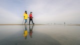 Zwei Urlauberinnen gehen auf der Weissen Düne auf Norderney spazieren