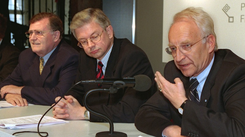 Erwin Teufel, Roland Koch, Edmund Stoiber geben auf der Ministerpräsidentenkonferenz am 11. November 1999 eine Erklärung ab
