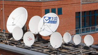 Satellitenschüsseln auf einem Dach