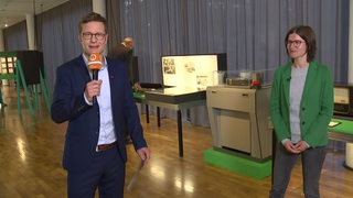 Moderator Felix Krömer interviert Kuratorin Doreen Franz im Focke Museum.