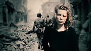 Junge Frau mit geschwollenem Auge in der Nachkriegszeit – im Hintergrund Soldaten und Trümmer