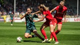 Werder-Stürmerin Larissa Mühlhaus stürzt im Zweikampf mit einer Freiburger Spielerin.