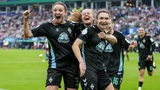 Spielerinnen der Werder-Frauen bejubeln ein Tor gegen den HSV.