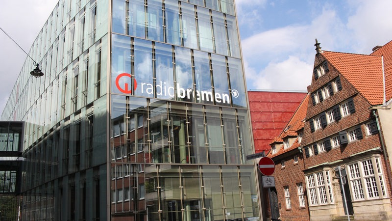 Rückwärtige Glasfront des neuen Funkhauses von Radio Bremen. Daneben Fassade der Architektenkammer.