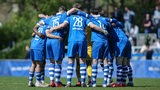 Die Spieler des Bremer SV bilden vor Spielbeginn einen Kreis.