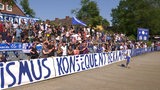 Fans des Bremer SV feiern den Klassenerhalt. 