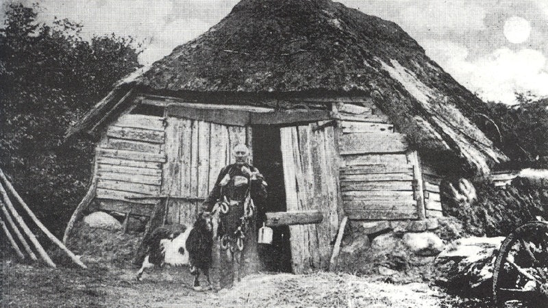 Hasen-Ahlers vor seiner Hütte