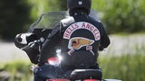 Ein Mitglied der Hells Angels sitzt in der Jacke der Gruppierung auf seinem Motorrad