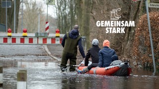 Schlauchboot mit Helfern