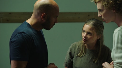 Dar Salim, Luise Wolfram und Jasna Fritzi Bauer schmieden einen Plan.