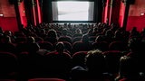 Zuschauer sitzen mit Abstand in einem Kinosaal (Archivbild)