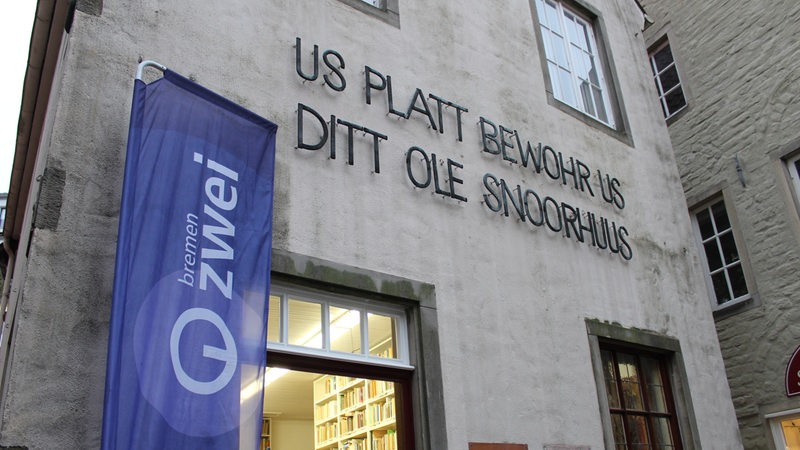 Das Haus des Instituts für Niederdeutsche Sprache in Bremen mit niederdeutscher Inschrift an der Fassade