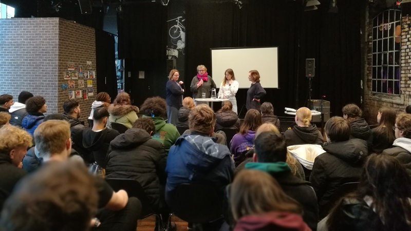 Vier Frauen stehen vor Publikum auf der Dialogfläche von Radio Bremen.