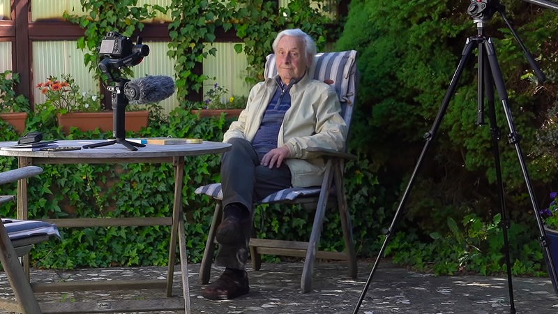 Radio Bremen-Abteilungsleiter Jürgen Breest während eines Interviews in seinem Garten