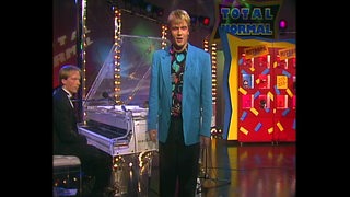 Ein Ausschnitt der Comedyserie "Total Normal", auf der Hape Kerkeling und ein Pianist zu sehen sind.