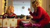Maren Kroymann und Annette Frier sitzen vor Weihnachtsgeschenken