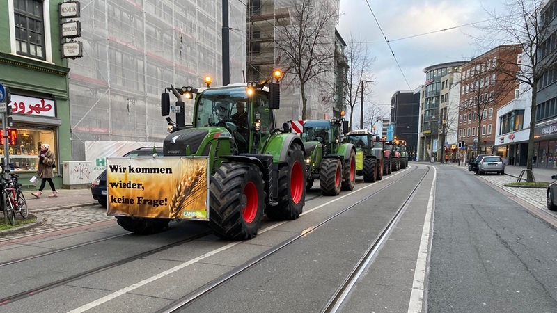 Traktoren fahren durch die Bremer Innenstadt.